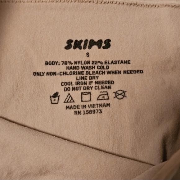 SKIMS everyday sculpt High-Waisted Mid Thigh Short SMALL - Picture 2 of 5